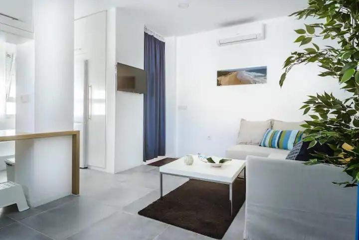 Apartamento Con Terraza Vistas Al Mar. كونيل ذي لا فرونتيرا المظهر الخارجي الصورة