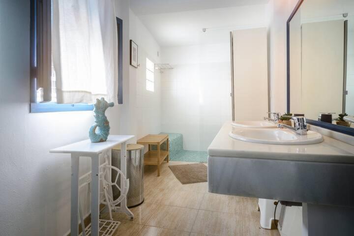 Apartamento Con Terraza Vistas Al Mar. كونيل ذي لا فرونتيرا المظهر الخارجي الصورة