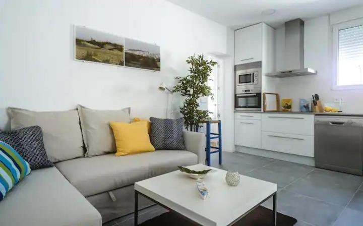 Apartamento Con Terraza Vistas Al Mar. كونيل ذي لا فرونتيرا المظهر الخارجي الصورة